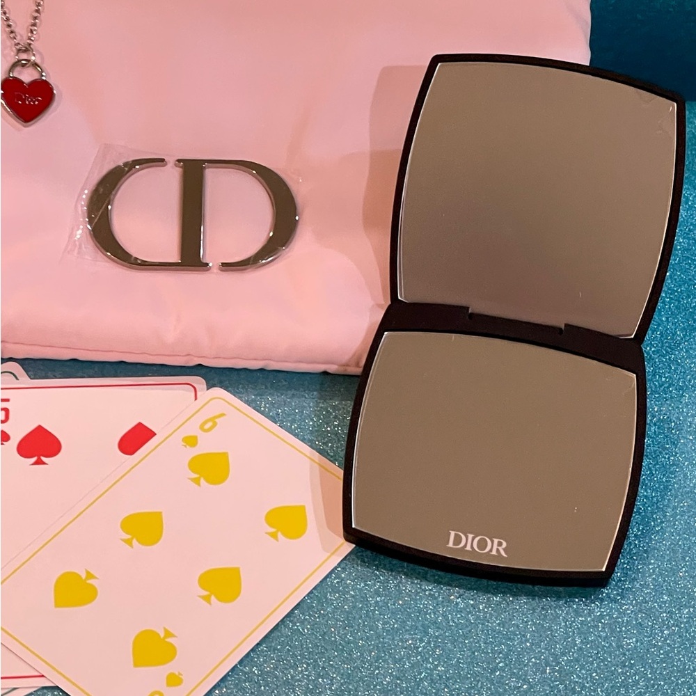 ❤️🔥 6 PIECE SET: Dior❤️pendant + Dior Cosmetic Bag + Dior Mirror + 3 Dior Cards - Picture 4 of 12